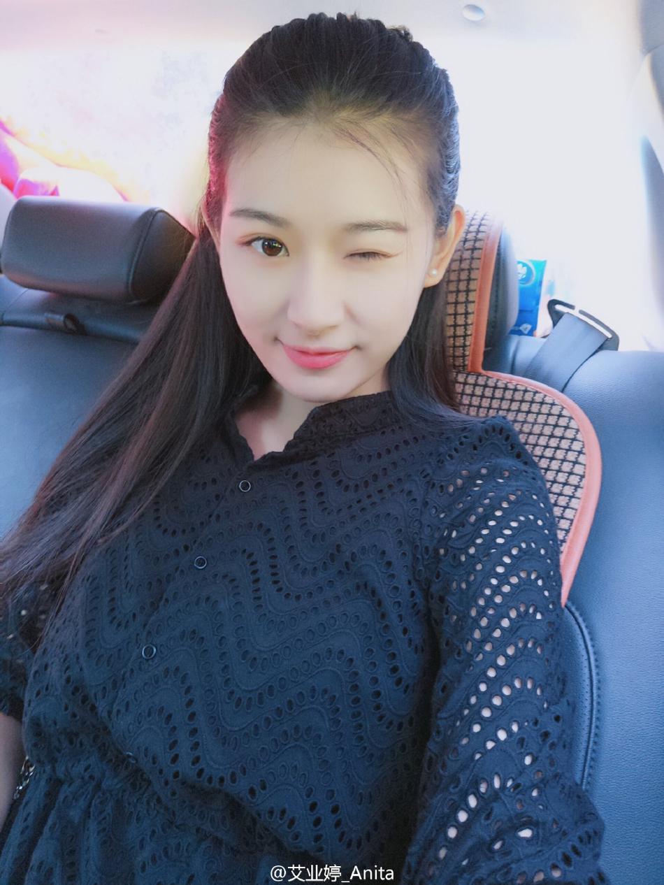 猜你喜欢 27 / 56 近日,中戏女生伊利七个圈儿在微博晒出多组生活照及