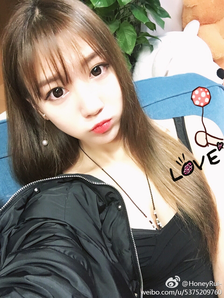 首经贸校花晒写真身材姣好长腿逆天