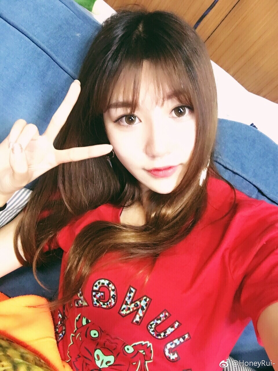 首经贸校花晒写真身材姣好长腿逆天