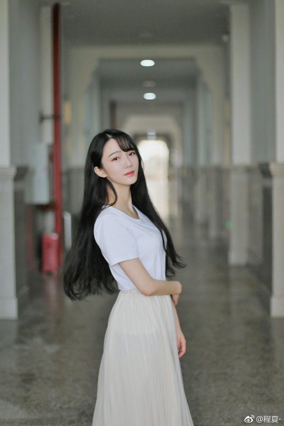 组图:重大校花晒写真 长发及腰皮肤白皙