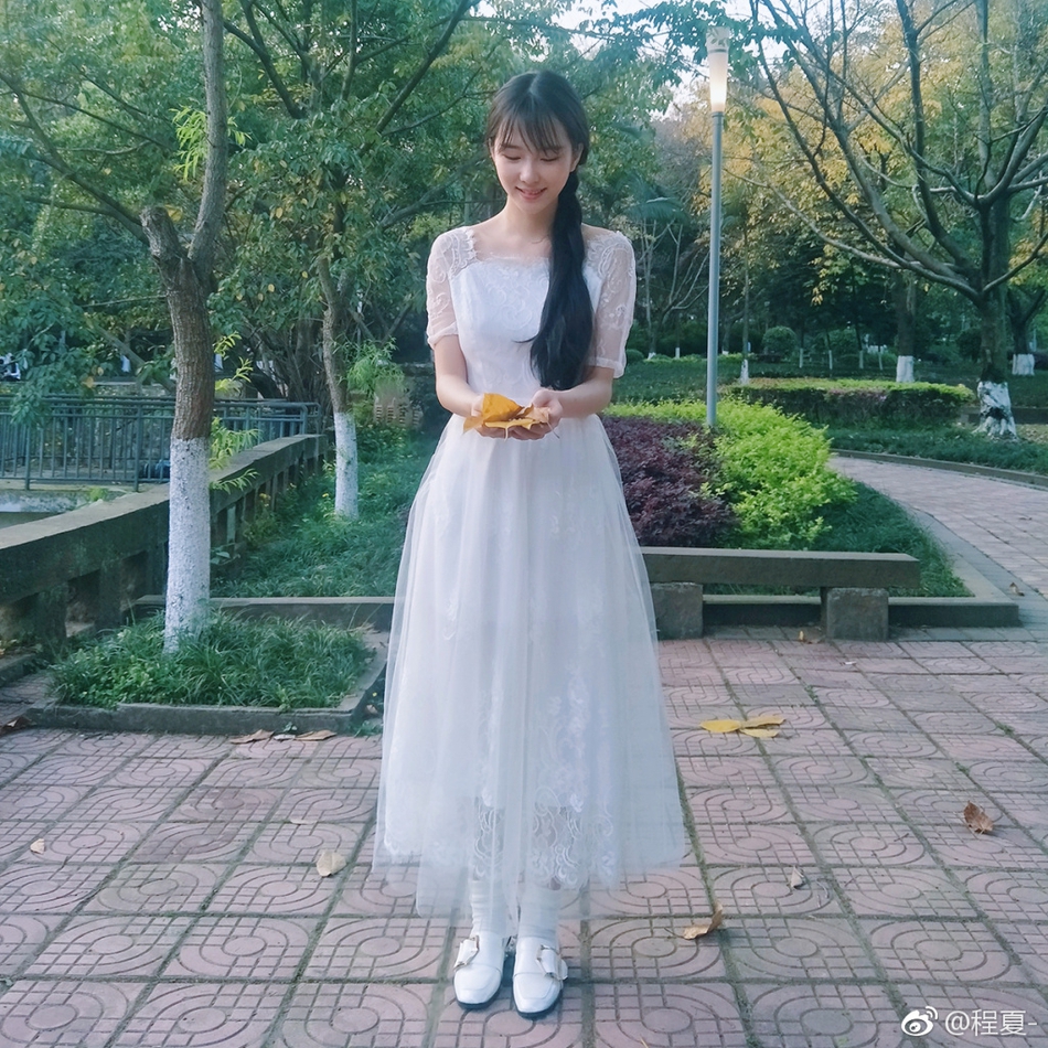 组图:重大校花晒写真 长发及腰皮肤白皙