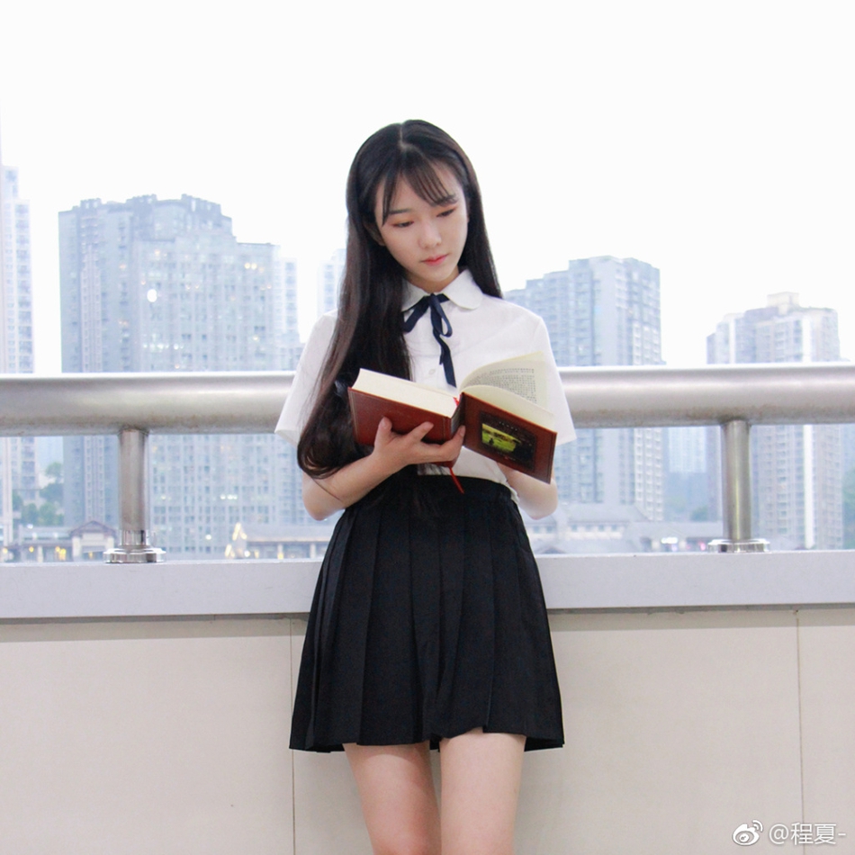 重大校花晒写真 长发及腰皮肤白皙