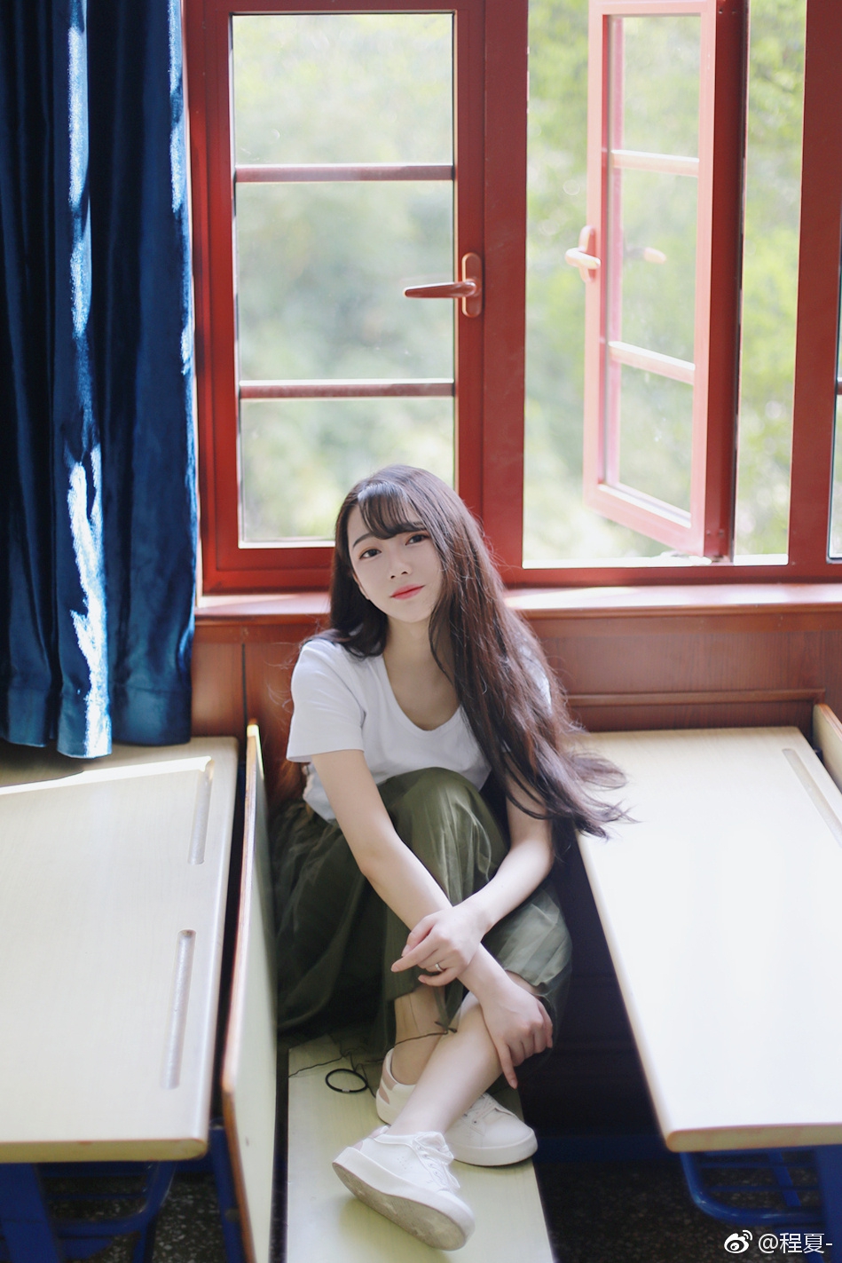 组图:重大校花晒写真 长发及腰皮肤白皙