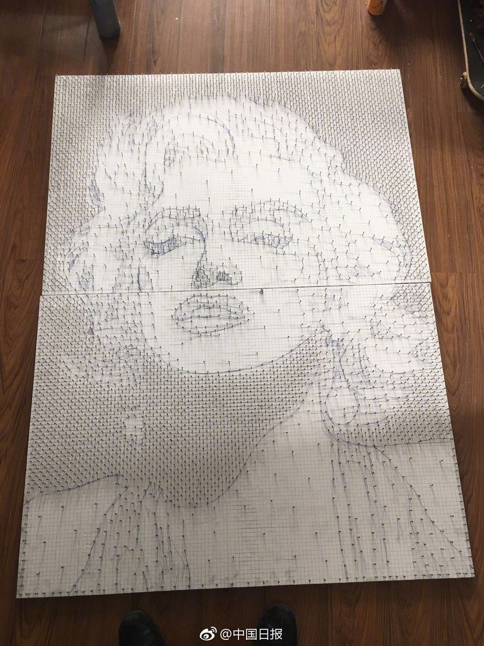 用9000多颗钉子和线团绘制成一副玛丽莲·梦露肖像画