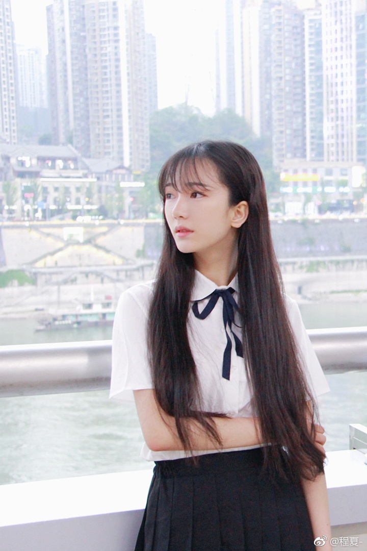 重大校花晒写真 长发及腰皮肤白皙