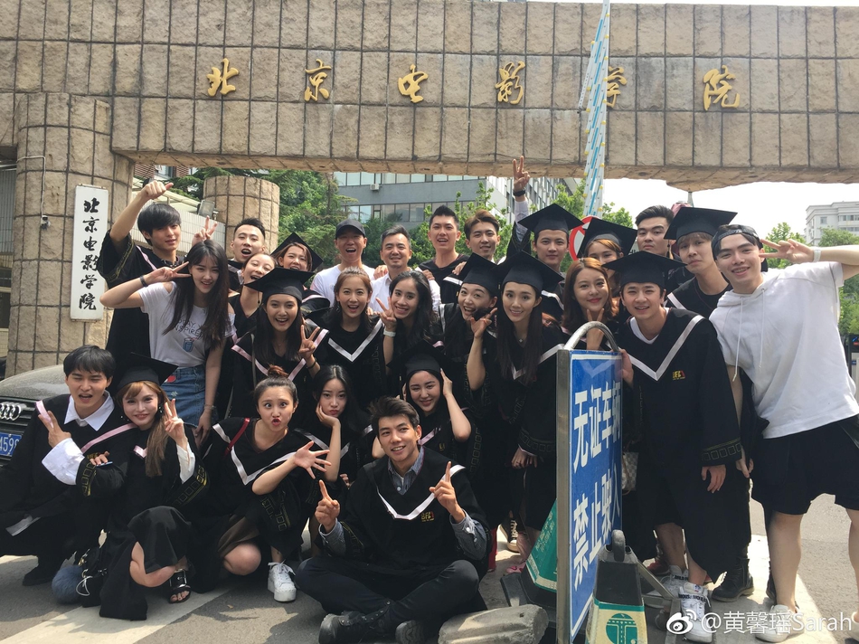 北影学生晒毕业照个个颜值高