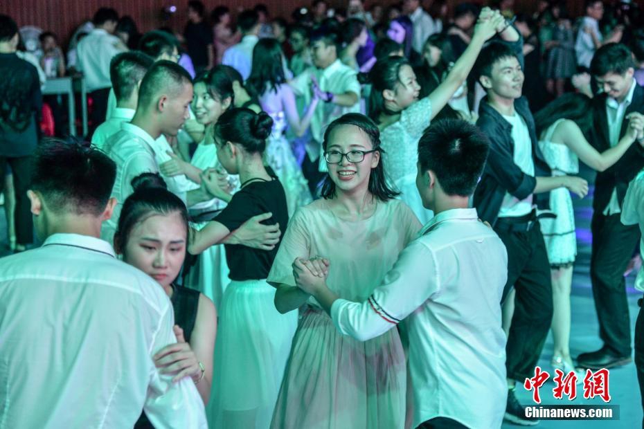 当晚,有近1600名教师,学生以及家长参加了舞会,见证高中毕业生们在