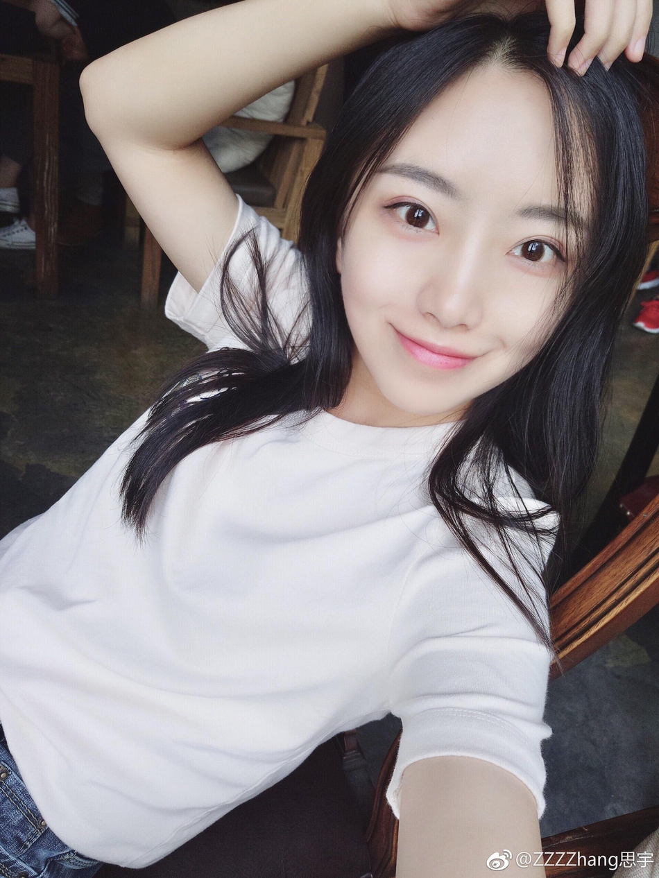 组图:浙科院校花晒清新写真 女神范儿十足