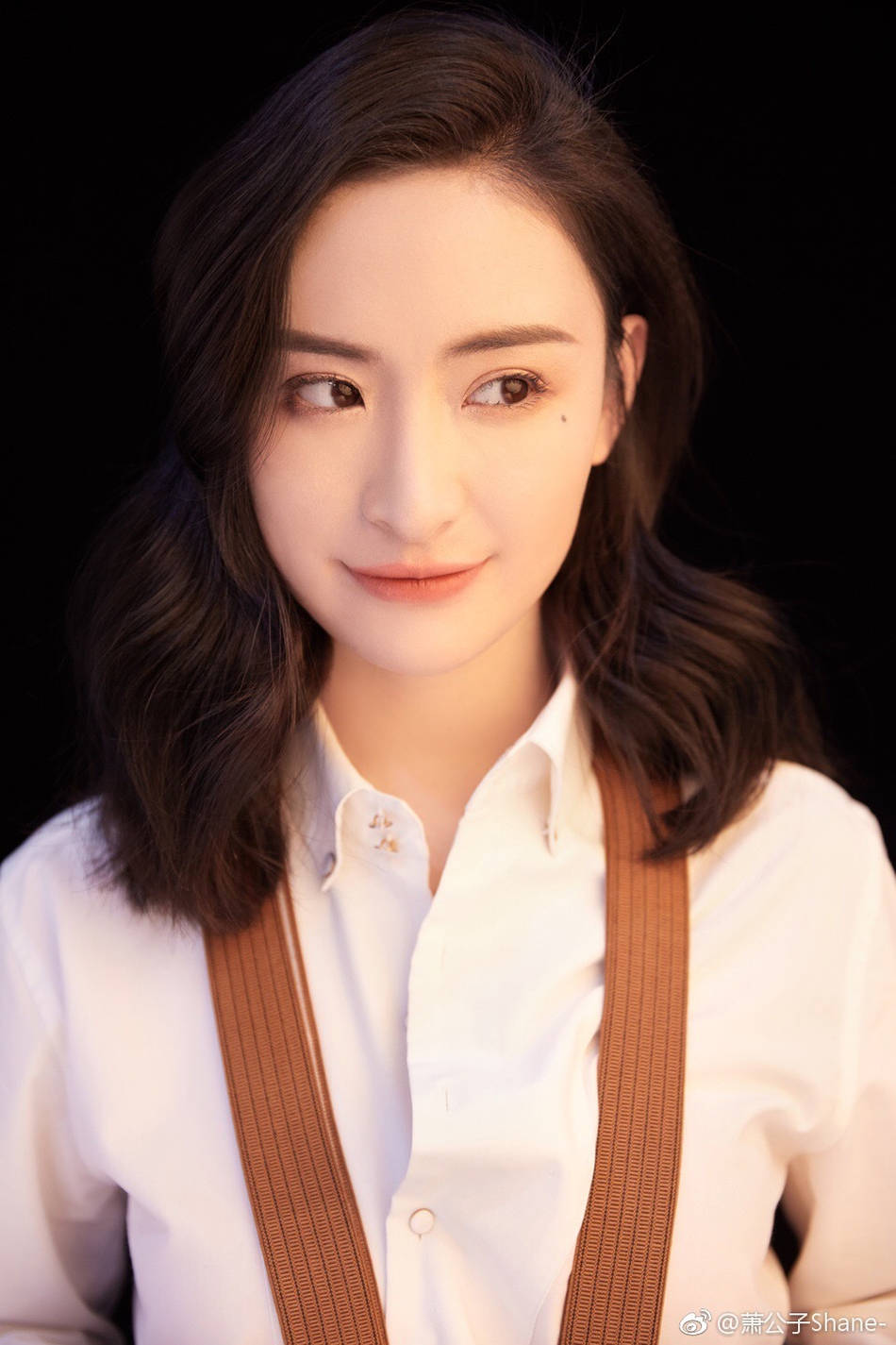 来自浙师大的校花@萧公子shane- 在自己的新浪微博上晒出了几组写真