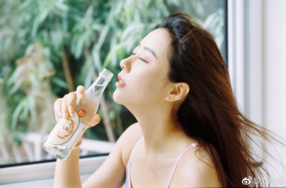 组图:河海大学校花晒夏日清新写真 身材婀娜面容姣好