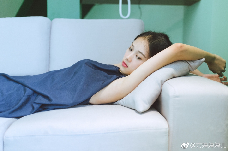 组图:广州大学舞蹈系校花笑容清纯身材好