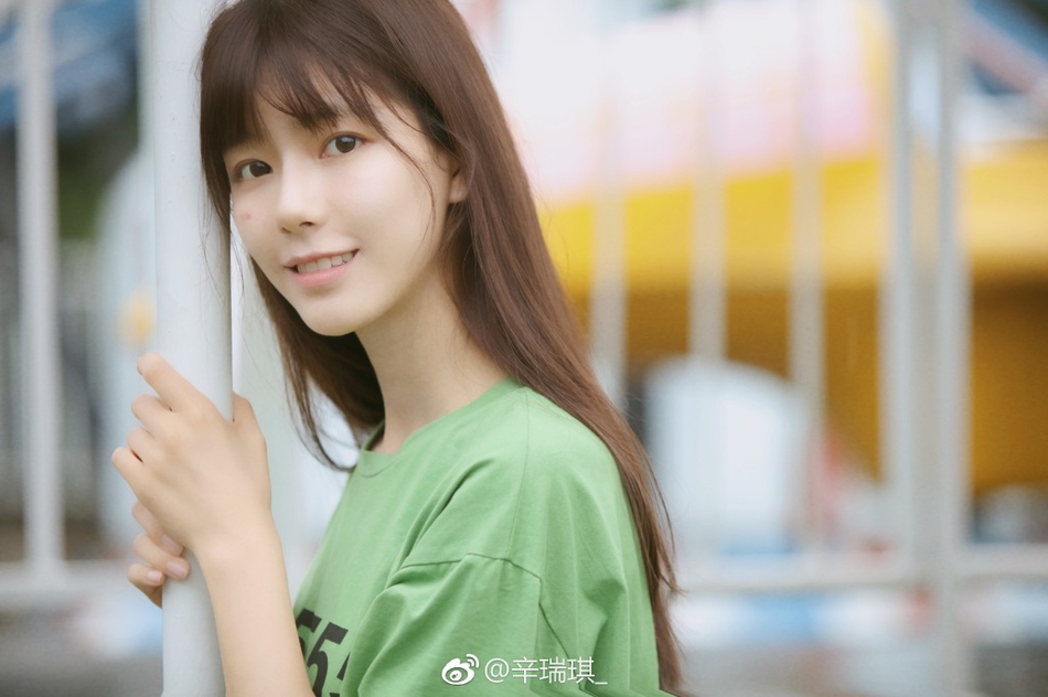 组图:"小柔软"少女辛瑞琪晒北电毕业写真 笑容甜美明媚