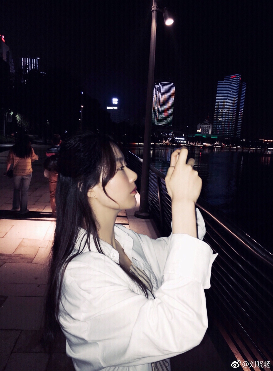 组图:河海大学校花晒夏日清新写真 身材婀娜面容姣好