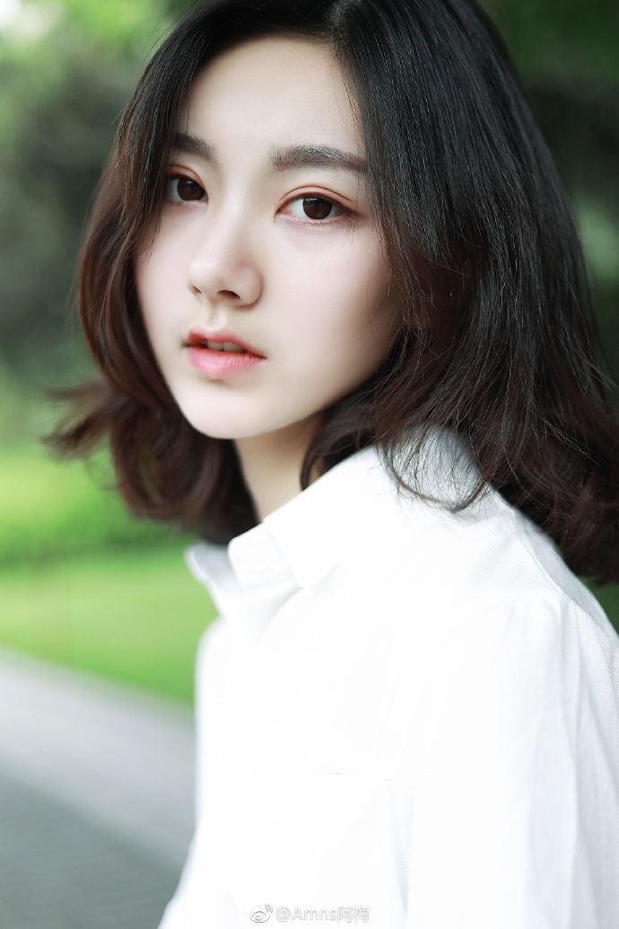 组图:重庆短发校花气质出众 精致耐看