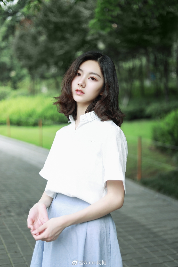 组图:重庆短发校花气质出众 精致耐看