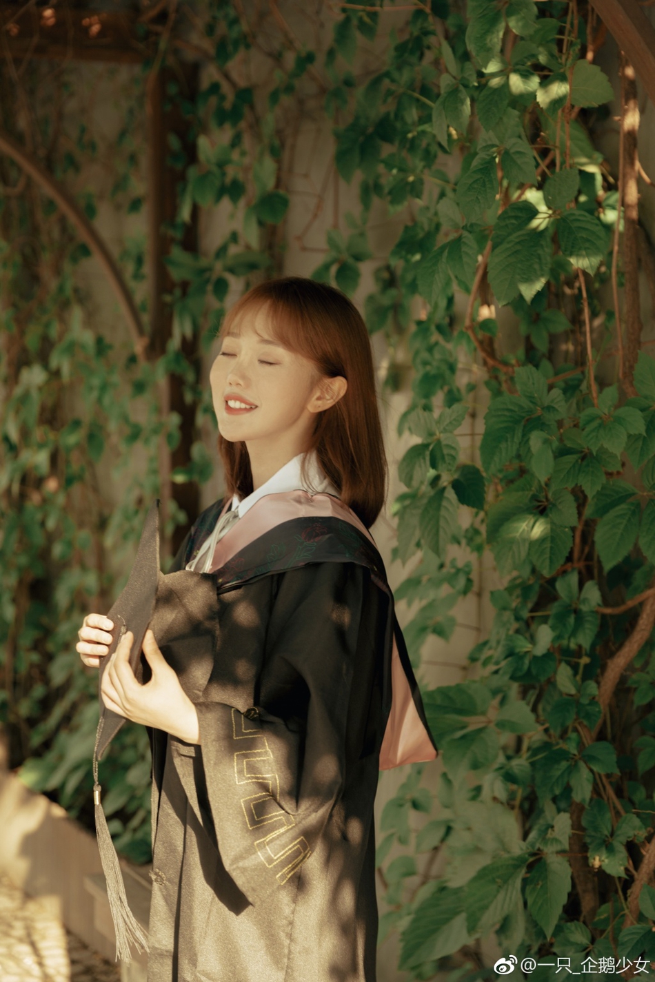 组图:中央音乐学院学姐晒清新毕业照 学士服美女气质佳_高清图集_新浪