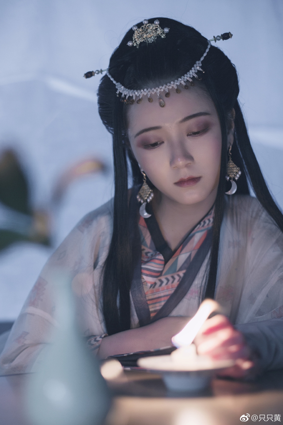 组图:港中文校花古装演绎异域少女 神情哀愁