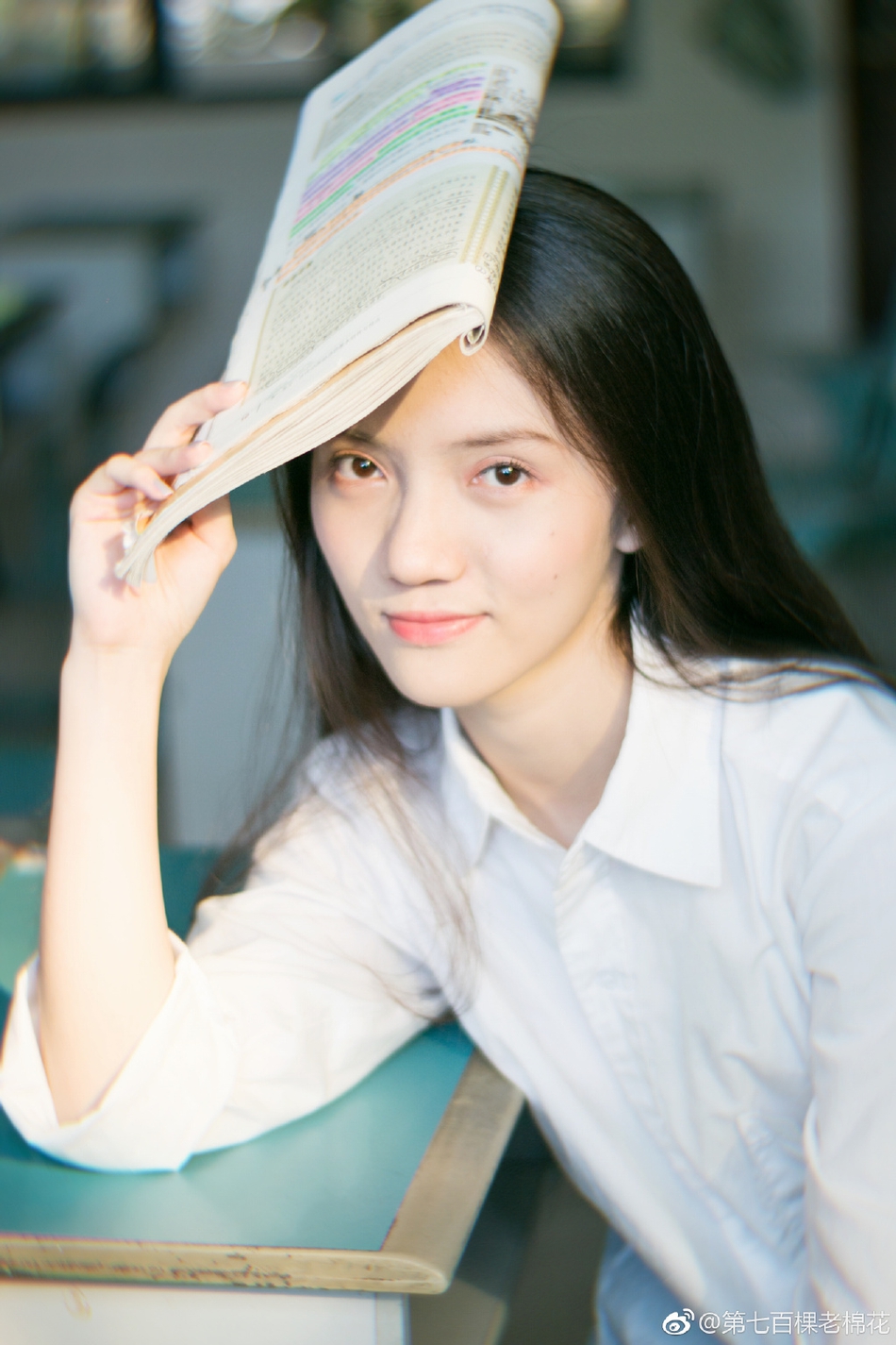 组图:清华经管女神晒海边写真 红裙飘逸神情自然