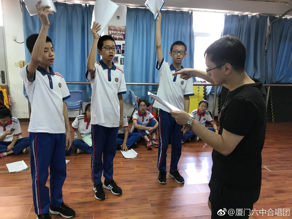 组图:厦门六中合唱团合唱《夜空中最亮的星》