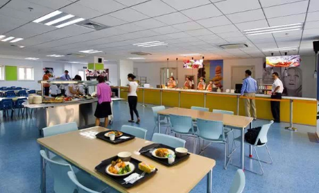 组图:承包贵族的国际学校 食堂都长什么样