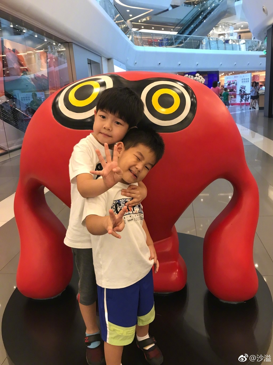 沙溢抱小鱼儿对比照 画面温馨父爱满满