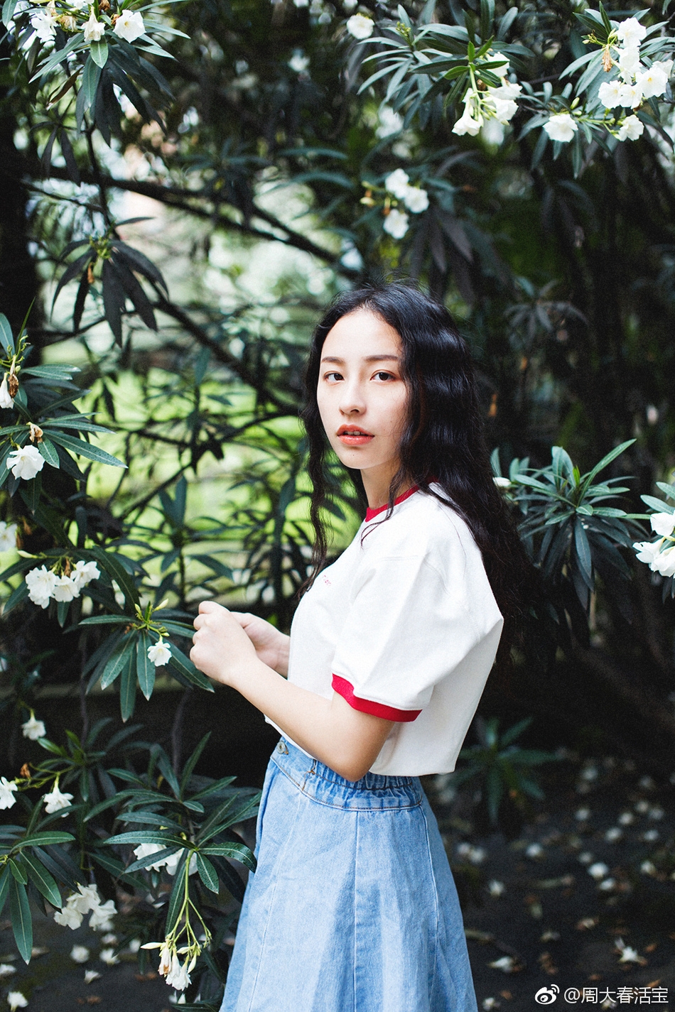 四川校花晒文艺写真 森系感十足