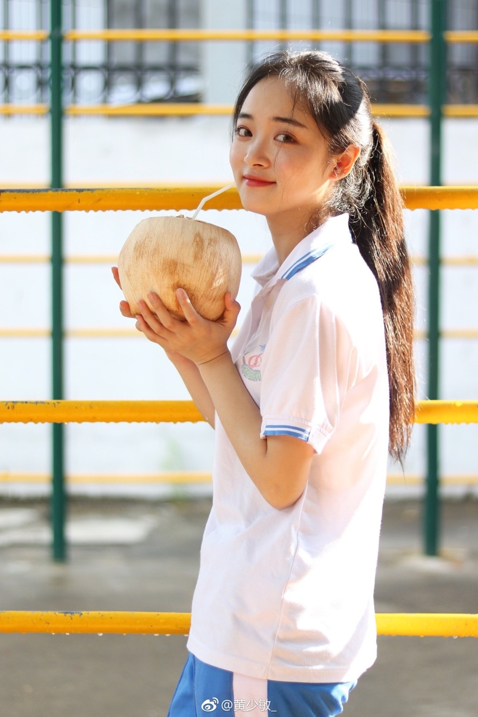 组图:海南大学校花晒校服写真 清纯甜美