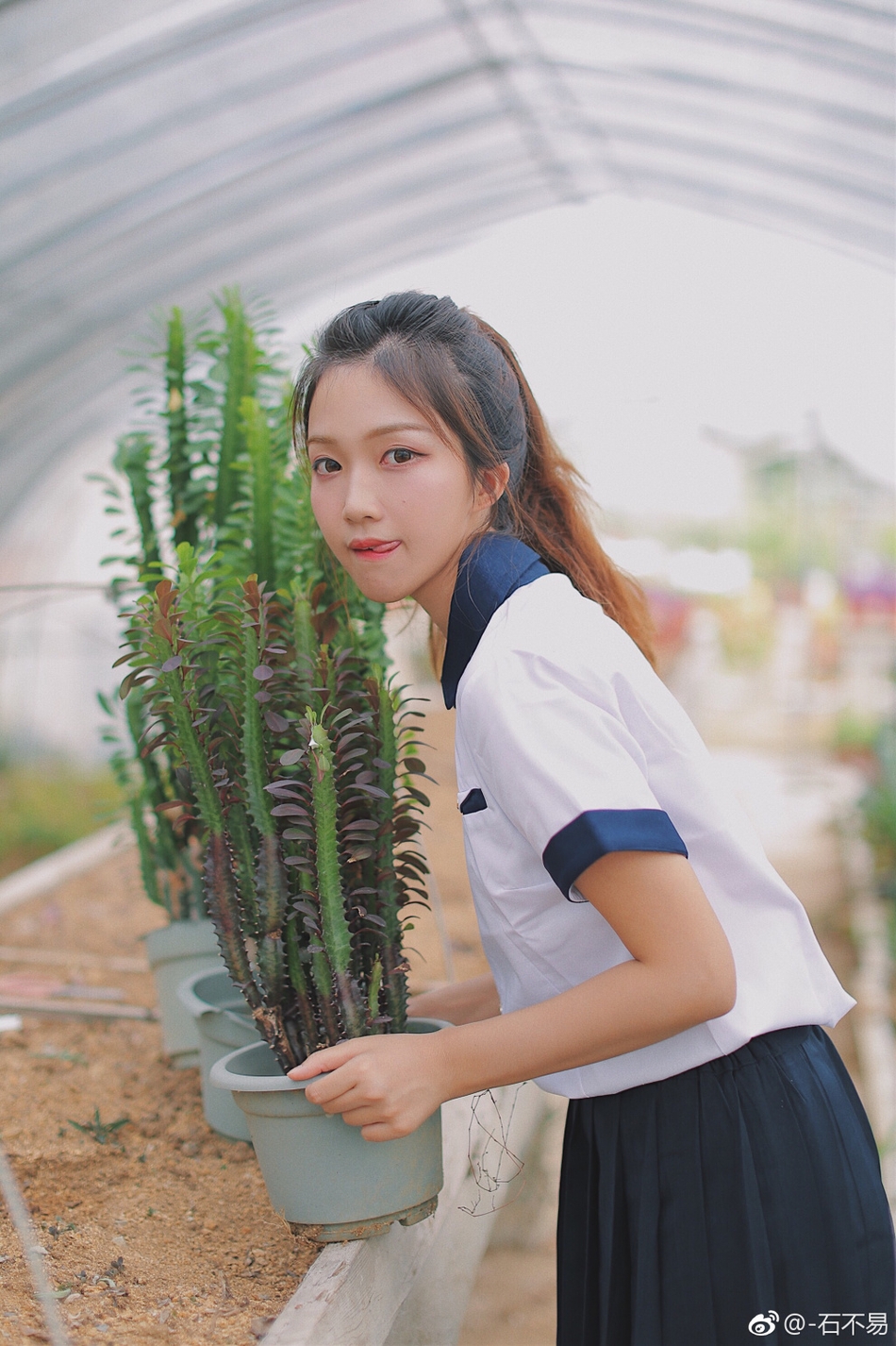 组图:安徽校花晒旅游写真 洒脱甜美并存