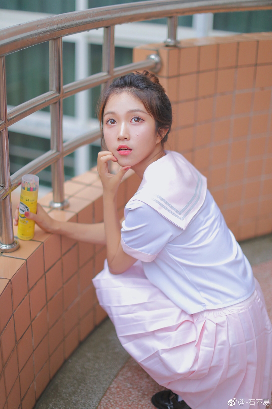 组图:安徽校花晒旅游写真 洒脱甜美并存