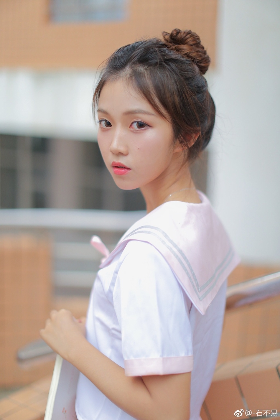 组图:安徽校花晒旅游写真 洒脱甜美并存