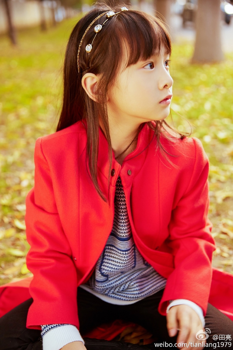 组图:田亮微博晒秋叶红衣 森碟已成亭亭玉立小美女