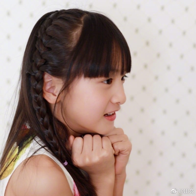 如今的森碟已是亭亭玉立的小女孩,森碟田雨橙真的越来越漂亮了,小时候