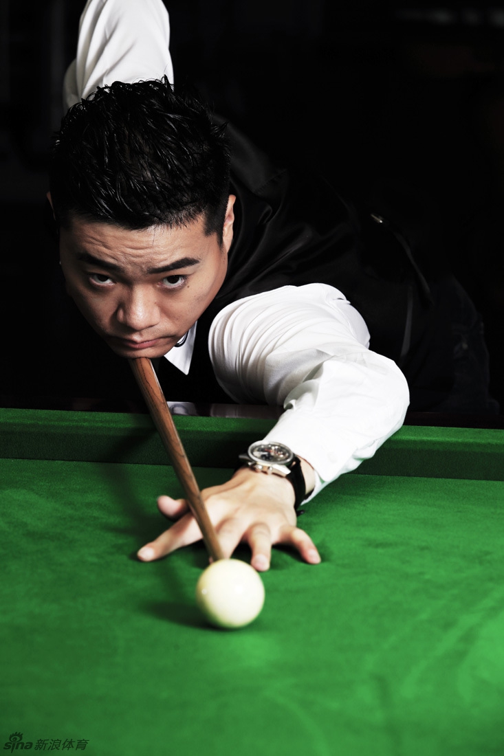 组图:台球名将丁俊晖升级当爸 顺产母女平安