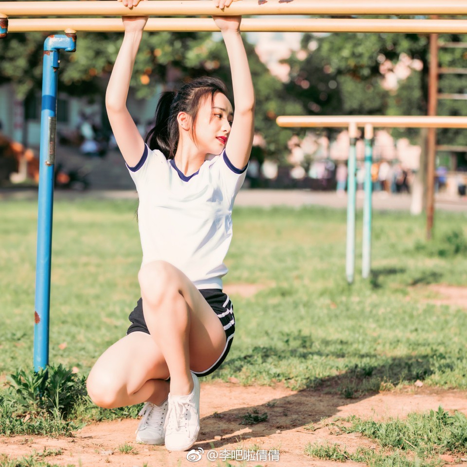 组图:湖南98年小学妹晒运动风写真 朝气十足