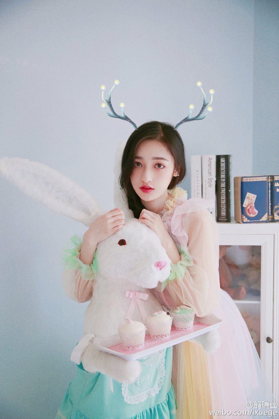 组图:川师校花落落大方 举手投足间透着温柔