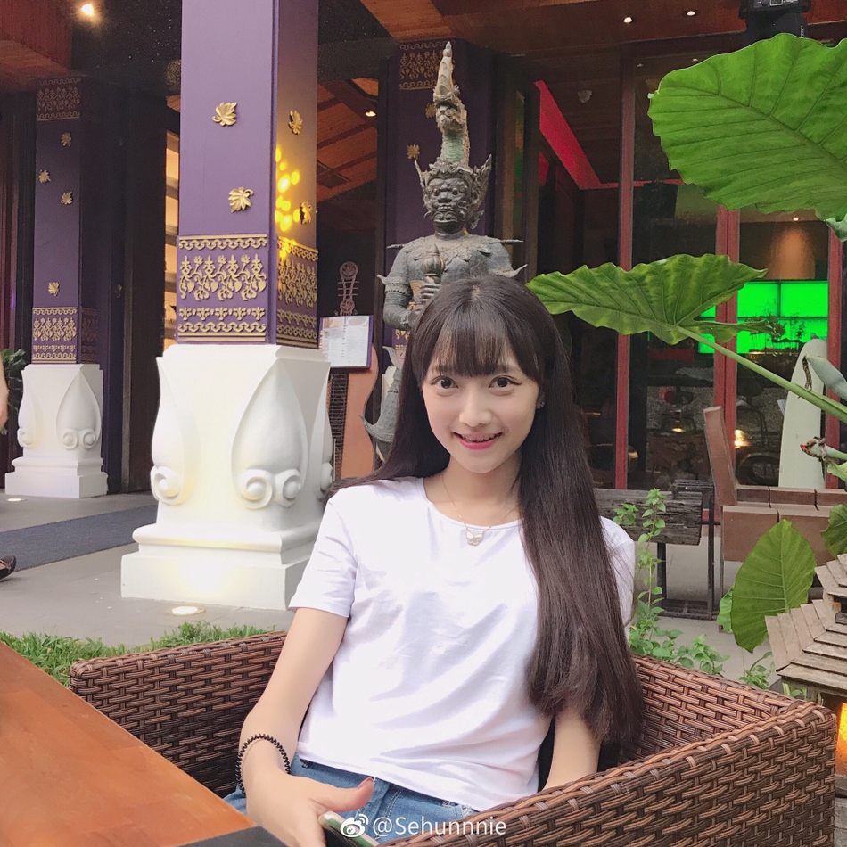 组图:留英美少女晒毕业照 民国服饰气质佳
