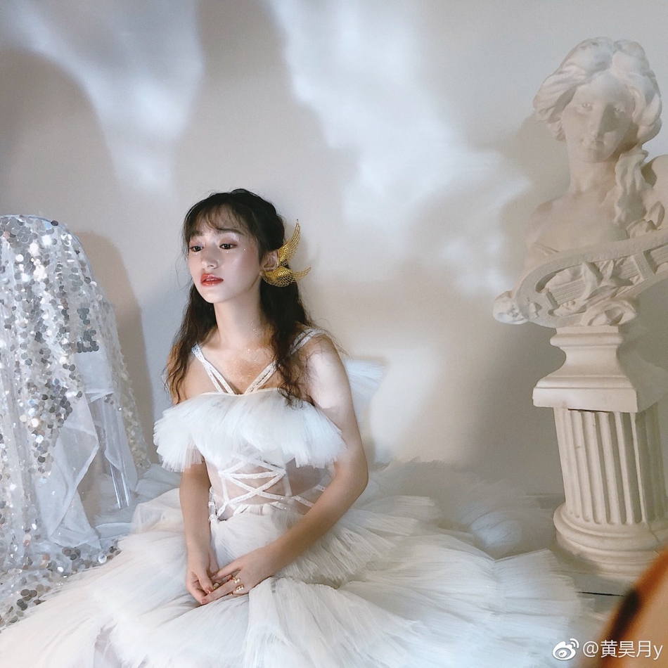 重庆的"辣妹子"@黄昊月y 因在热播剧《沙海》中扮演人气角色"小十一"