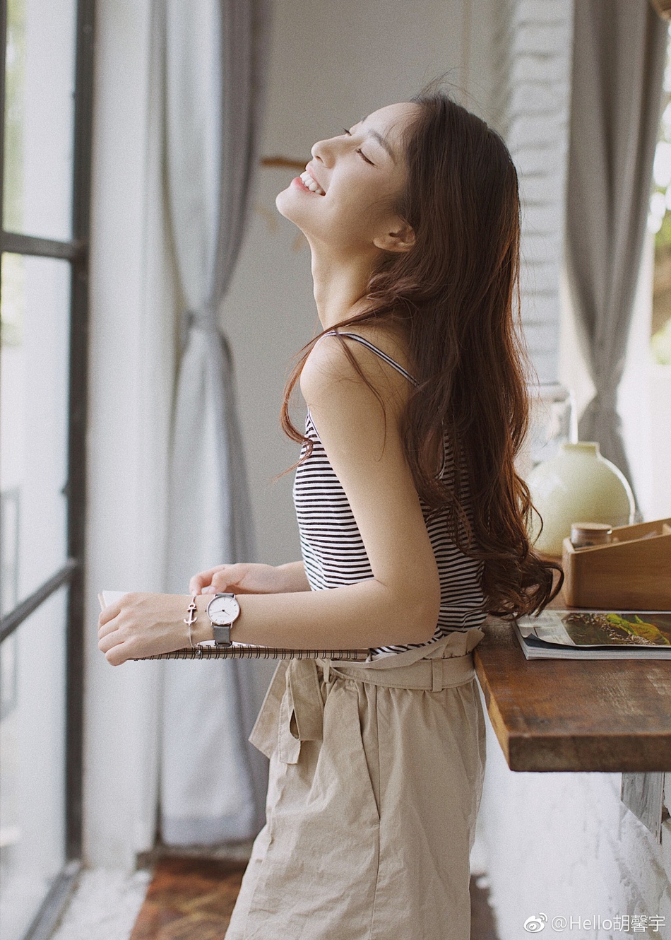 组图:南林美女毕业生晒学士服写真 长发笑眼放肆美