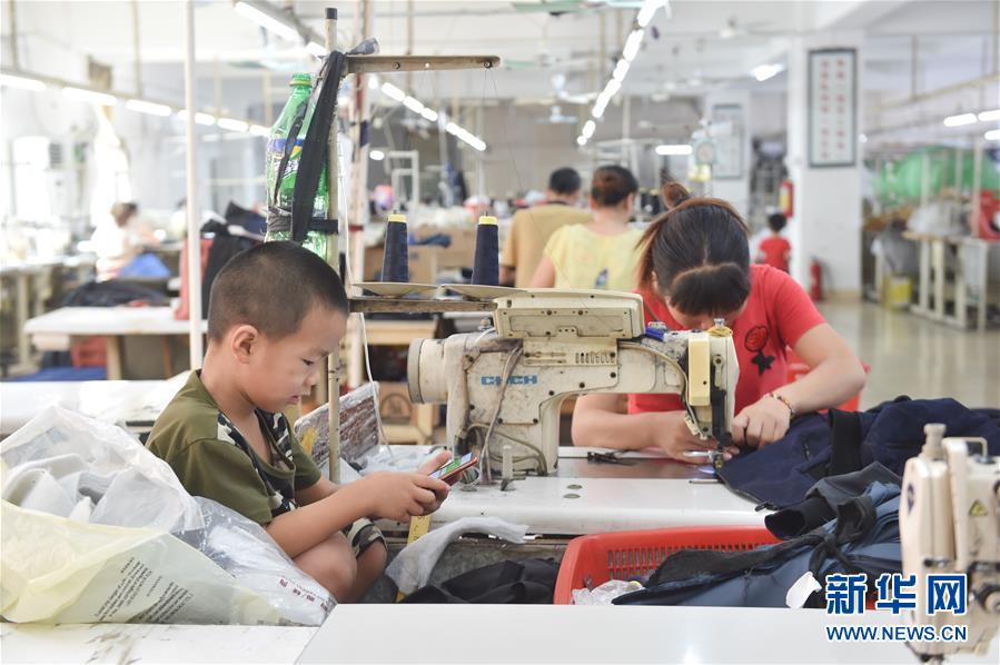 组图:玩耍作业两不误 孩子们在车间里度过暑假