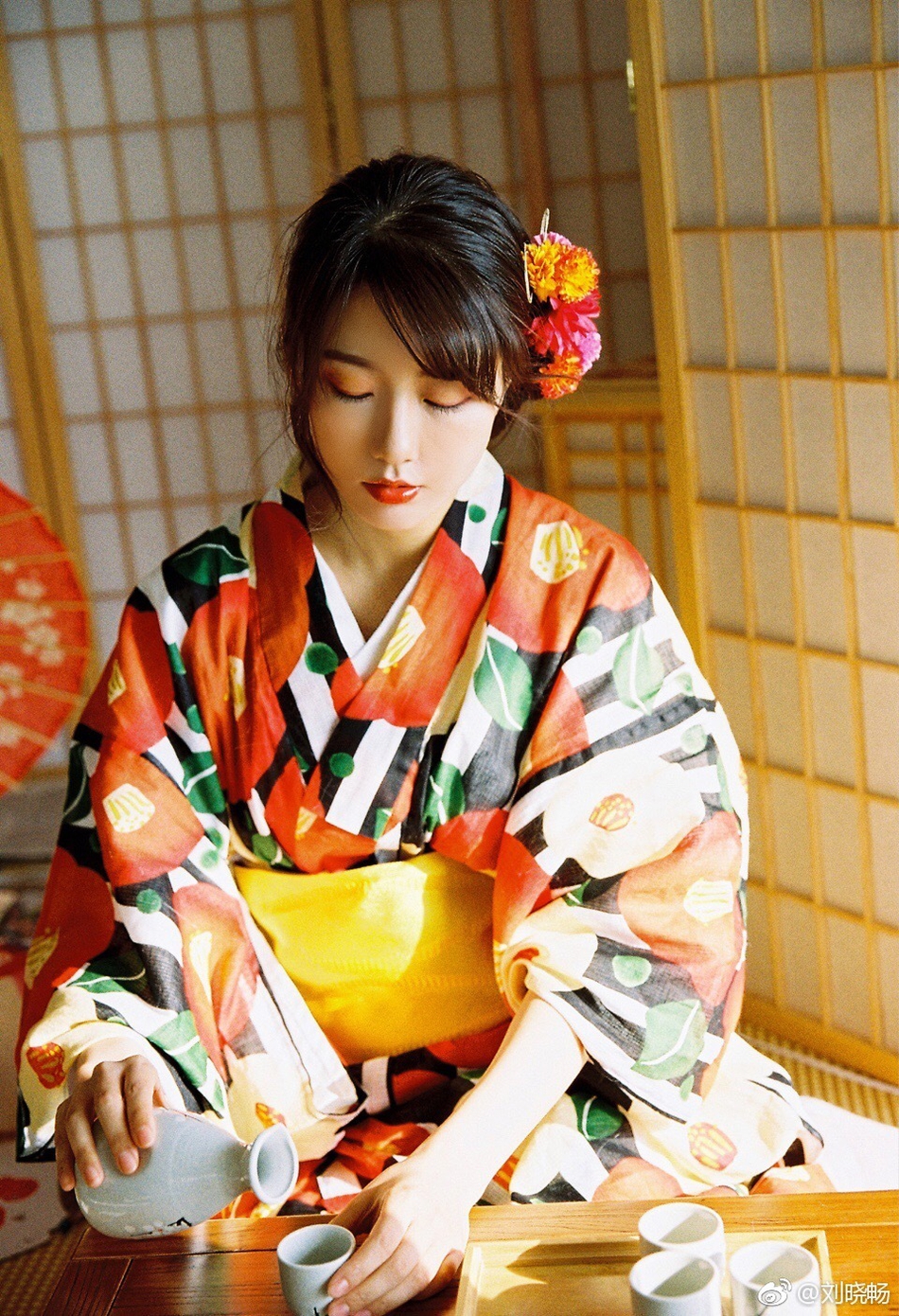 组图:河海大学校花晒夏日清新写真 身材婀娜面容姣好