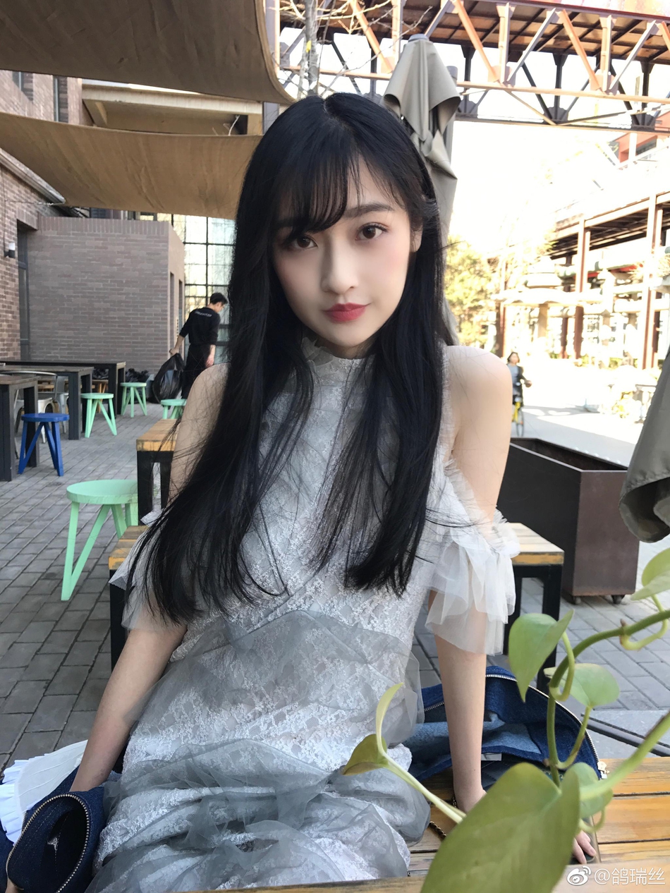 组图:川师校花落落大方 举手投足间透着温柔