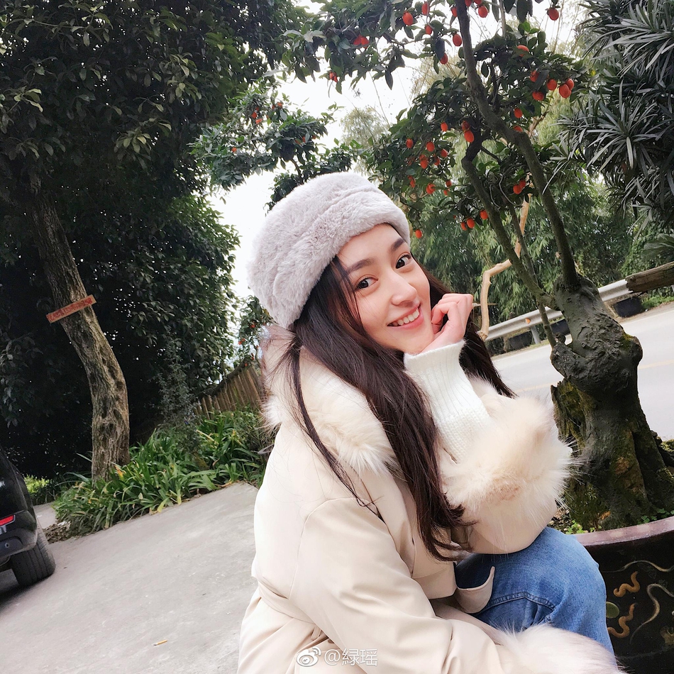 组图:重庆校花"小十一"晒夏日写真 清新自然