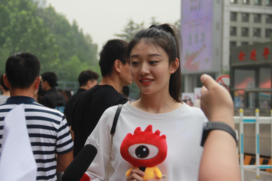 北影开学新生报到 俊男靓女初具明星范