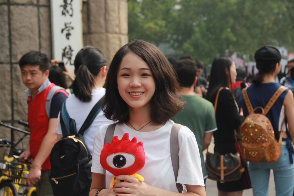 组图:北影开学新生报到 俊男靓女初具明星范