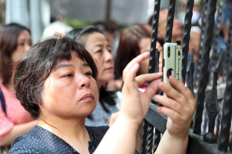 2019高考考场百态老师握手拥抱家长翘首以盼