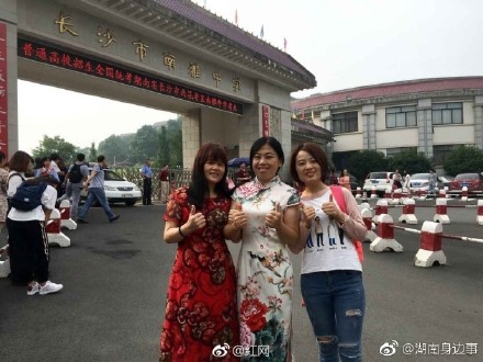 最美妈妈们穿旗袍助力孩子高考