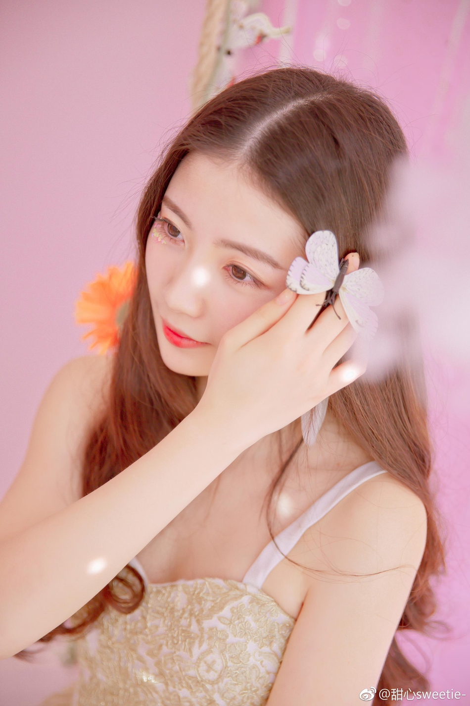 近日,来自苏州的校花唐婧容(微博:@甜心sweetie)在微博晒出多种风格