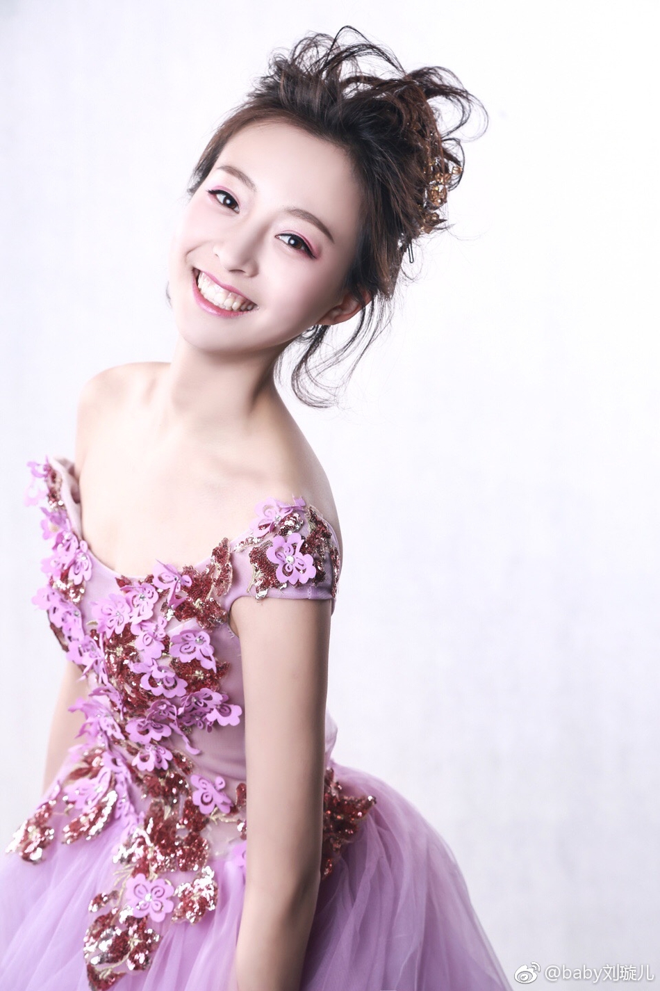 组图:北京百汇学校00后校花 笑容甜美又可爱