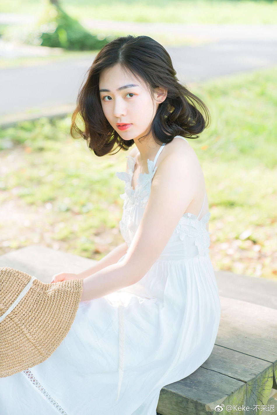 组图:天然气质美女清新可人 一袭白裙尽显女神温柔