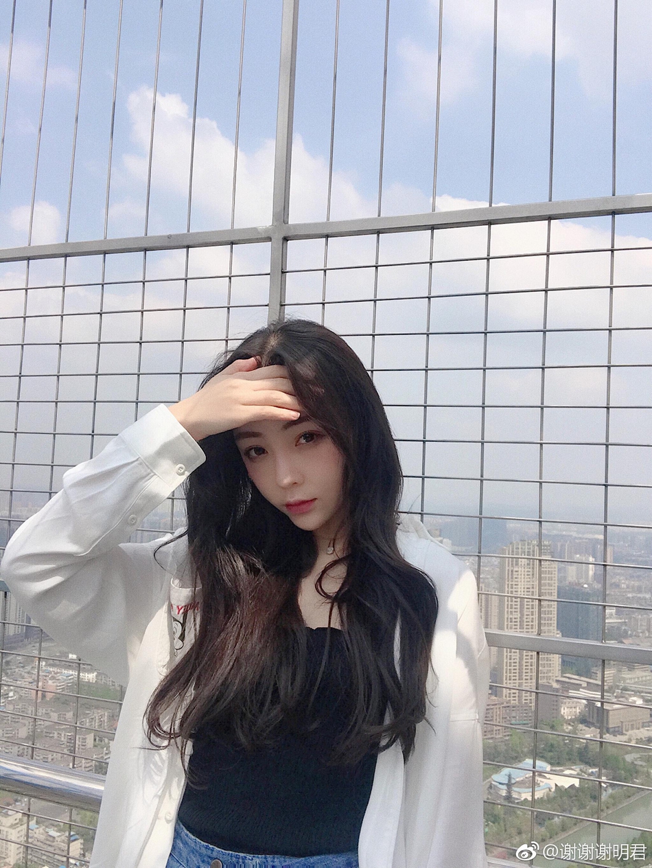 组图:四川音乐学院校花 清新淡雅超有气质